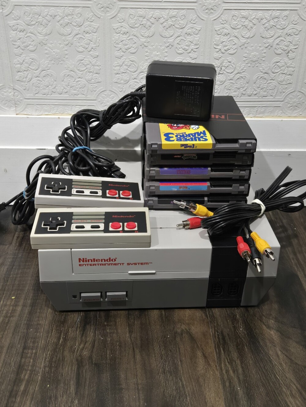 Nintendo NES Console Bundle Controller Power AC Adapter AV Cable Games